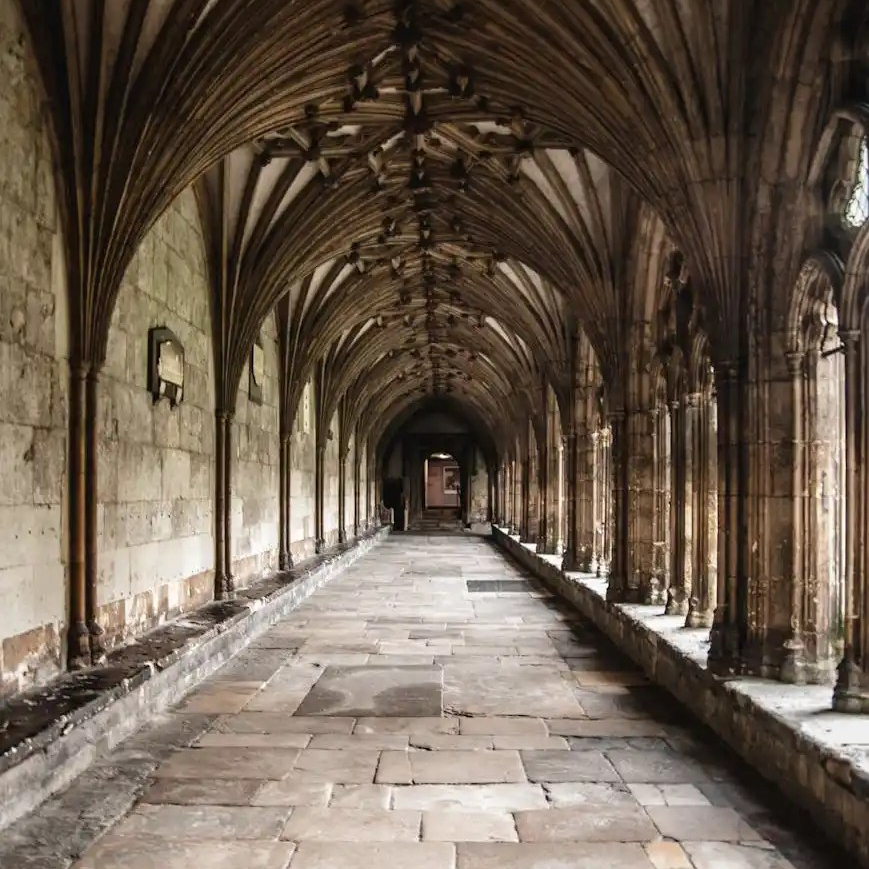 Een kloostergang in een middeleeuwse abdij.  